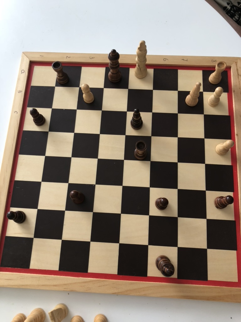 Alte Brettspiele auf einem Schachbrett – wertvolle Gesellschaftsspiele erkennen