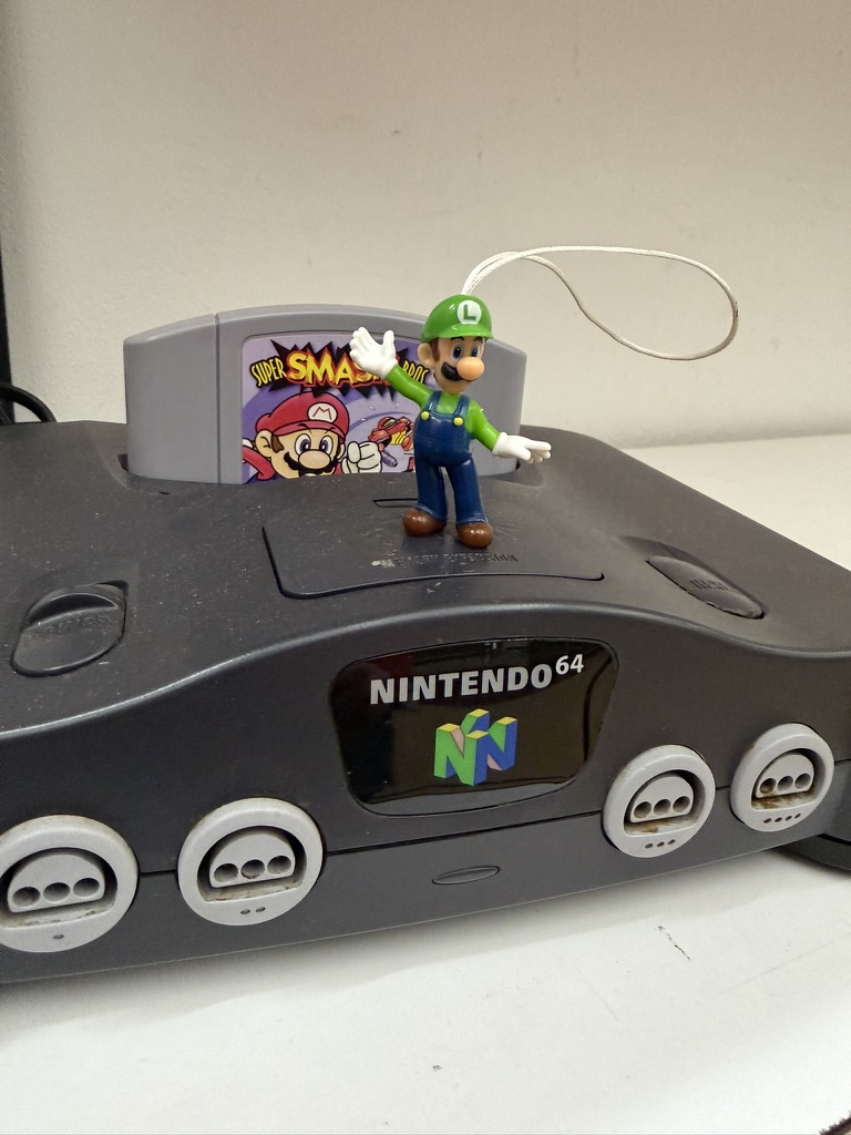 Nintendo 64 Konsole mit Mario-Figur – N64 sammeln und Raritäten