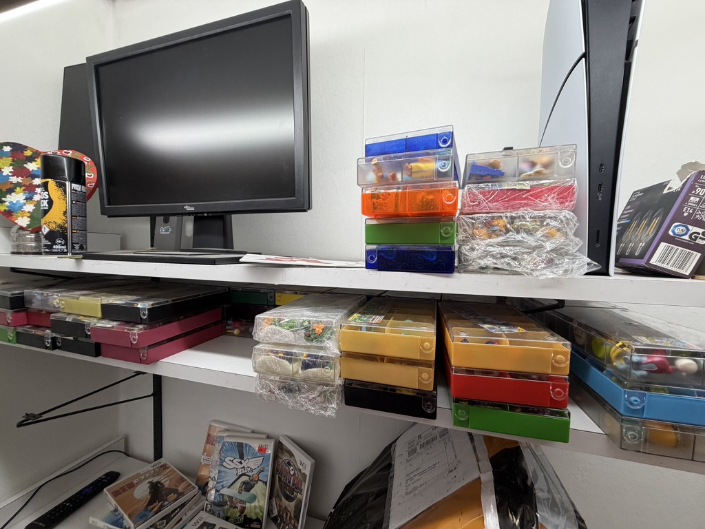 Flohmarkt-Stand mit Retro-Spielzeug und Sammlerstücken – Tipps für Schnäppchenjäger