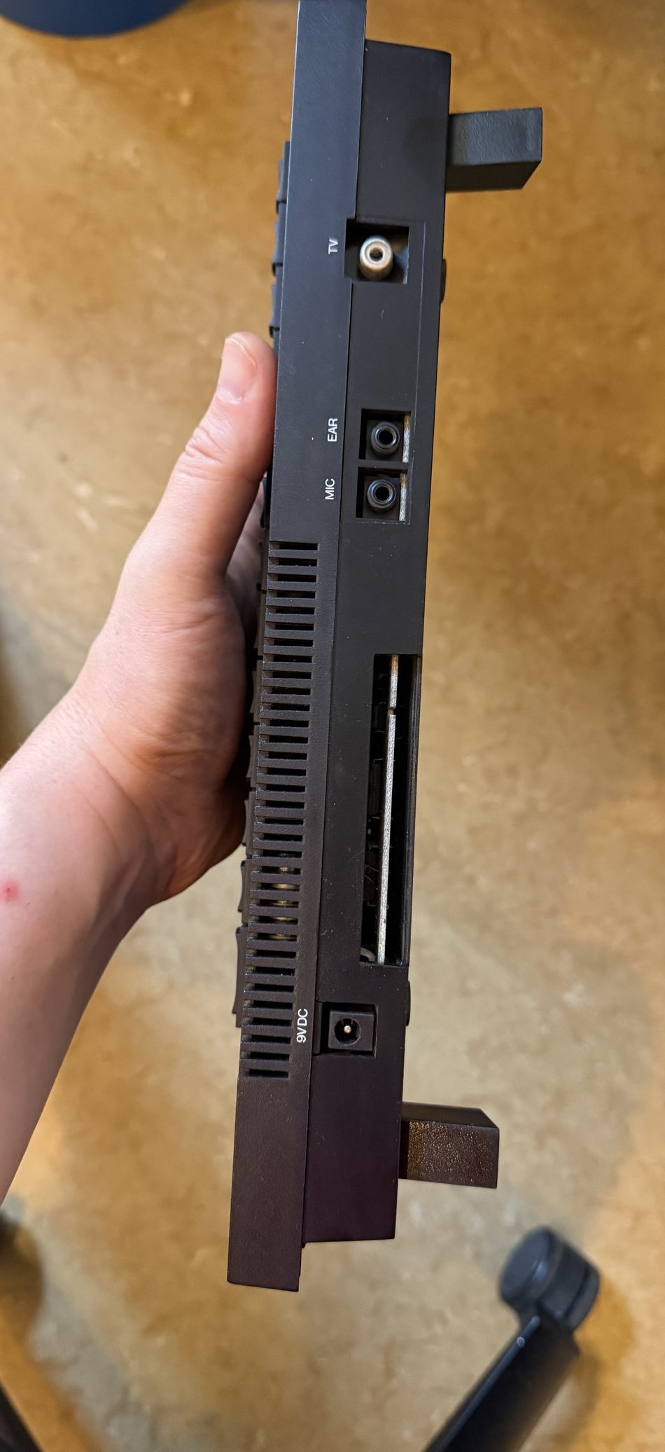 Rückseite des ZX Spectrum+ mit TV-, EAR- und MIC-Anschlüssen sowie Erweiterungsport
