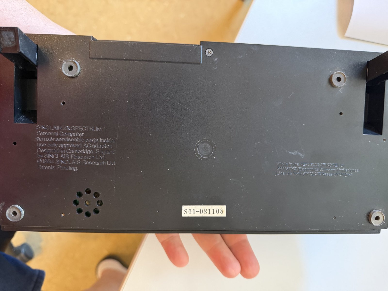 Typenschild des Sinclair ZX Spectrum+: Made in Korea by Samsung Electronics, Seriennummer S01-081108