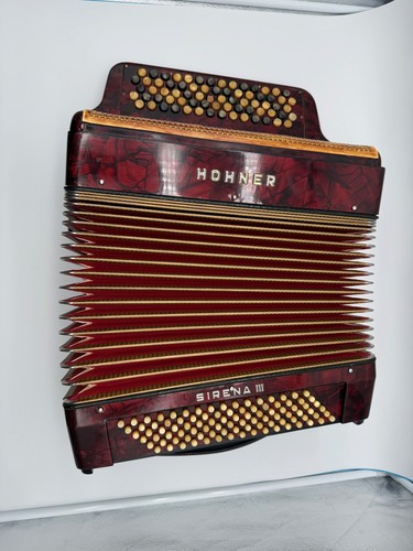 Hohner Sirena III – Knopfakkordeon, C-Griff, 3-chörig, 72 Bässe, mit Koffer