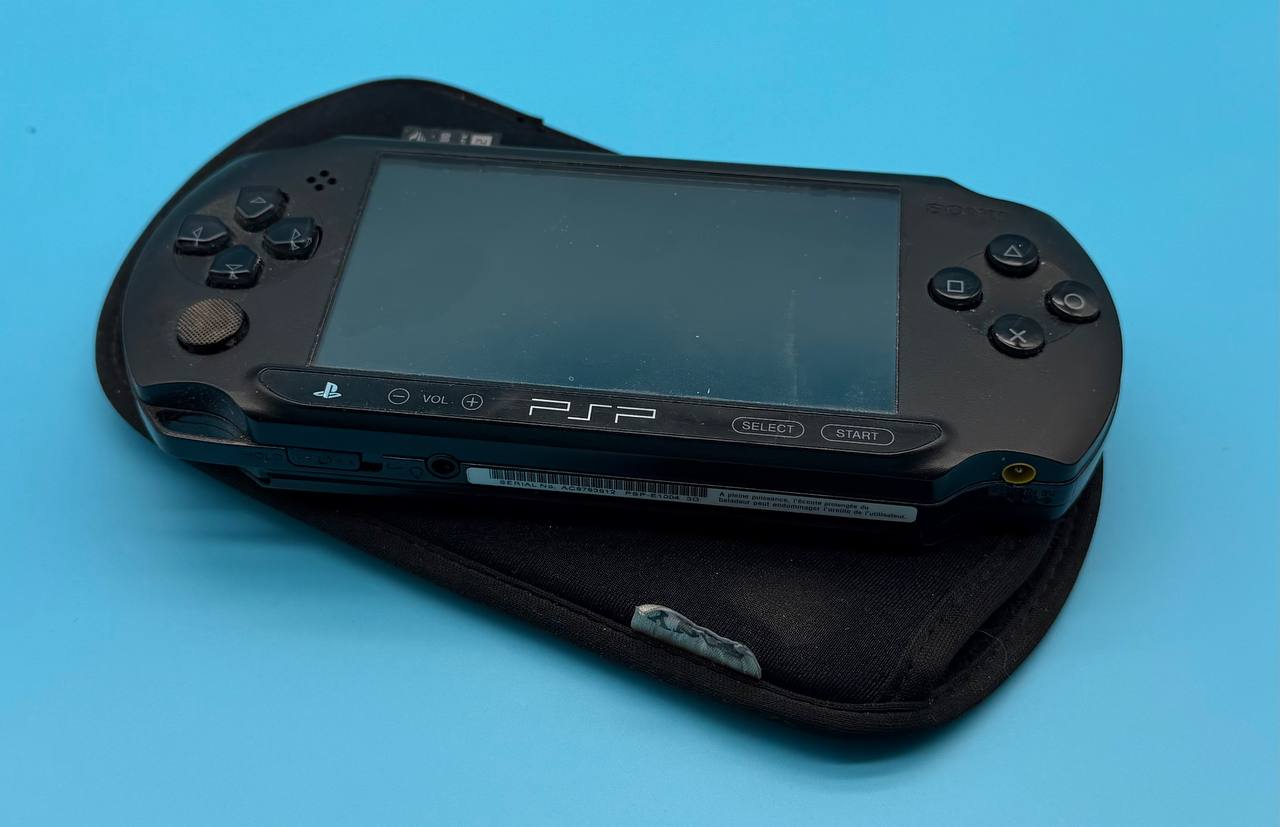 Sony PSP E-1004 auf schwarzer Schutzhülle